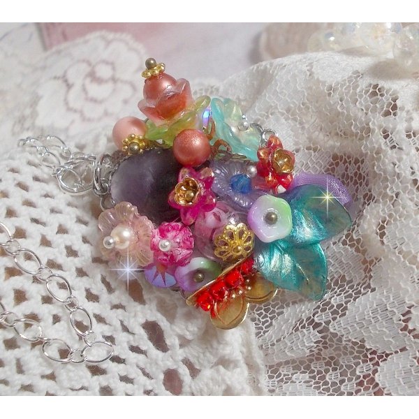 Pendentif Couronne Chic Printani&egrave;re cr&eacute;&eacute; avec diverses fleurs, perles nacr&eacute;es, Murano, cristaux, Am&eacute;thyst et autres avec une cha&icirc;ne en Argent