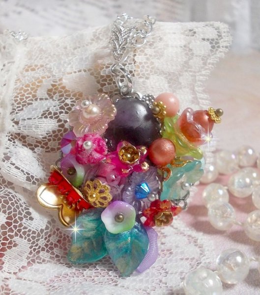 Pendentif Couronne Chic Printani&egrave;re cr&eacute;&eacute; avec diverses fleurs, perles nacr&eacute;es, Murano, cristaux, Am&eacute;thyst et autres avec une cha&icirc;ne en Argent