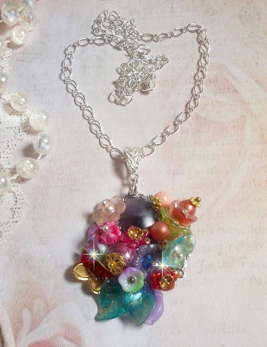 Pendentif Couronne Chic Printanière créé avec diverses fleurs, perles nacrées, Murano, cristaux, Améthyst et autres avec une chaîne en Argent