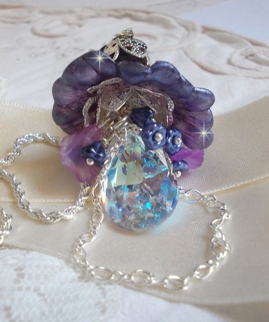 Pendentif Eclat de Cristal créé avec une larme en Cristal de Swarovski, fleurs lucites, fleurs en verre et des accessoires en Argent 925