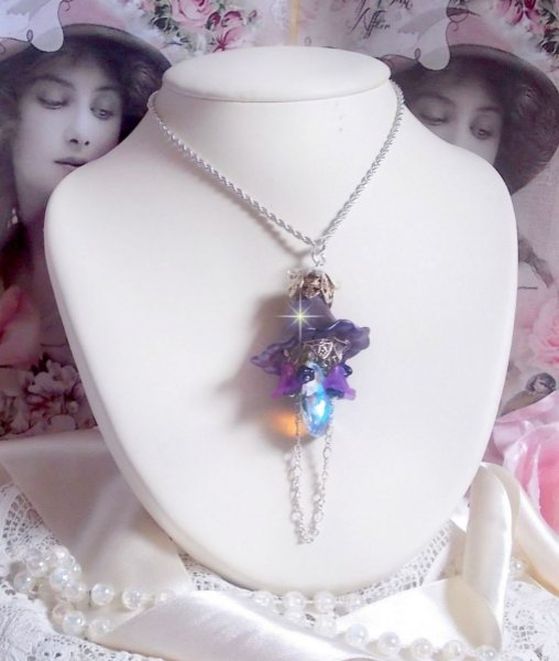 Pendentif Eclat de Cristal créé avec une larme en Cristal de Swarovski, fleurs lucites, fleurs en verre et des accessoires en Argent 925