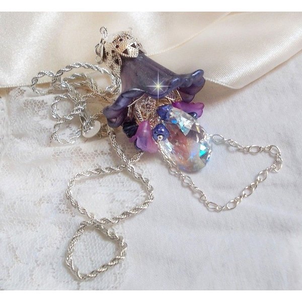 Pendentif Eclat de Cristal créé avec une larme en Cristal de Swarovski, fleurs lucites, fleurs en verre et des accessoires en Argent 925