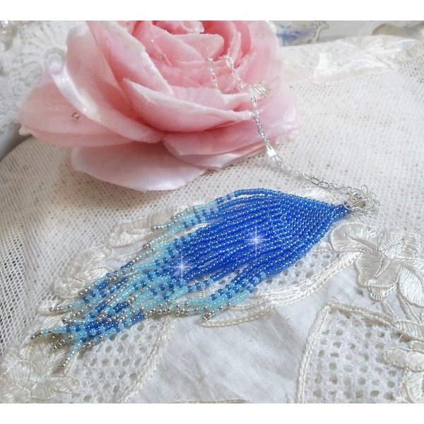 Pendentif Doux R&ecirc;ves Bleut&eacute;s aux rocailles de qualit&eacute; en verre dans les nuances de Bleu et d&rsquo;Argent. Au bruit des vagues, elles ne peuvent que vous sublimer par les mouvements et la souplesse