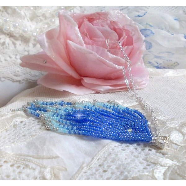 Pendentif Doux R&ecirc;ves Bleut&eacute;s aux rocailles de qualit&eacute; en verre dans les nuances de Bleu et d&rsquo;Argent. Au bruit des vagues, elles ne peuvent que vous sublimer par les mouvements et la souplesse