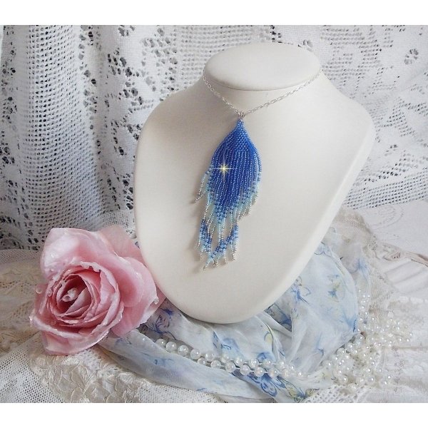 Pendentif Doux R&ecirc;ves Bleut&eacute;s aux rocailles de qualit&eacute; en verre dans les nuances de Bleu et d&rsquo;Argent. Au bruit des vagues, elles ne peuvent que vous sublimer par les mouvements et la souplesse