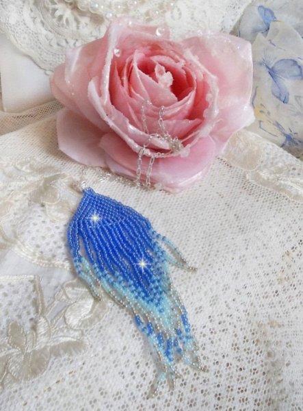 Pendentif Doux R&ecirc;ves Bleut&eacute;s aux rocailles de qualit&eacute; en verre dans les nuances de Bleu et d&rsquo;Argent. Au bruit des vagues, elles ne peuvent que vous sublimer par les mouvements et la souplesse