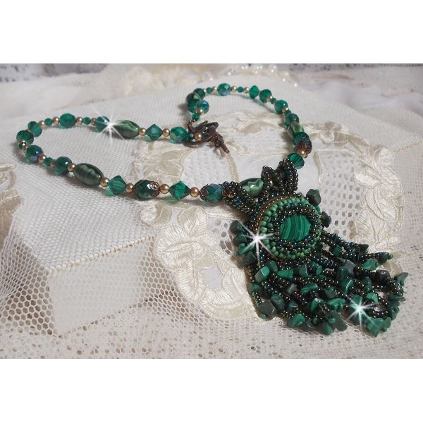 Pendentif Emerald avec un cabochon ovale en Malachite orn&eacute; de chips avec cristaux : perles rondes et toupies Emerald. S&rsquo;ajoute des perles en forme d&rsquo;olives. Brod&eacute;s sur fermoir en T. Un style Ethnique