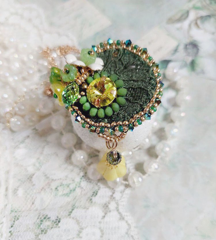 Pendentif Espoir brodé avec perles verres, rocailles, dentelle, bélière argent 925, anneau et perles Cristal Swarovski