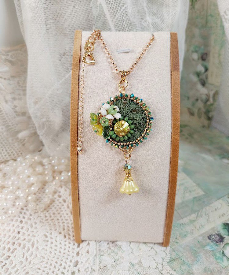 Pendentif Espoir brodé avec perles verres, rocailles, dentelle, bélière argent 925, anneau et perles Cristal Swarovski