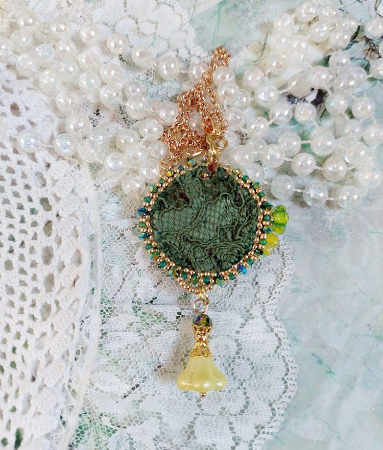 Pendentif Espoir brodé avec perles verres, rocailles, dentelle, bélière argent 925, anneau et perles Cristal Swarovski