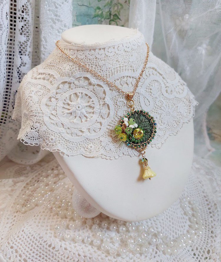 Pendentif Espoir brodé avec perles verres, rocailles, dentelle, bélière argent 925, anneau et perles Cristal Swarovski