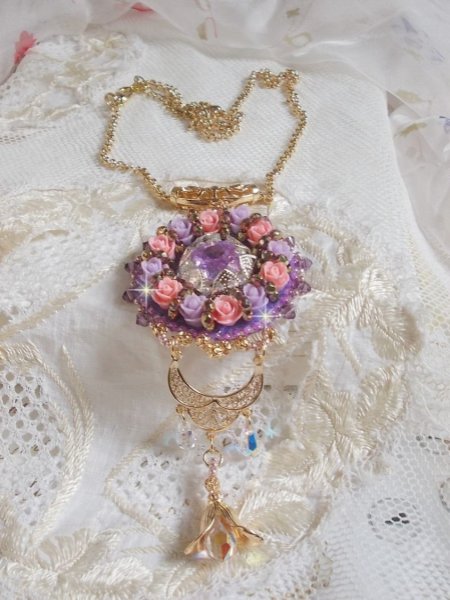  Pendentif Glace Purple brod&eacute; avec perles verre de boh&egrave;me, rocailles Miyuki japonaises, accessoires en laiton perles Cristal Swarovski