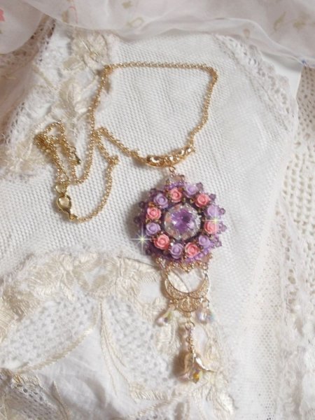  Pendentif Glace Purple brod&eacute; avec perles verre de boh&egrave;me, rocailles Miyuki japonaises, accessoires en laiton perles Cristal Swarovski