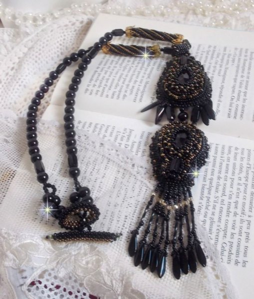 Pendentif Habit Noir brodé avec des pierres rondes en Onyx, des pendentifs facettés, des perles cylindres facettées, des facettes et des rocailles de qualité
