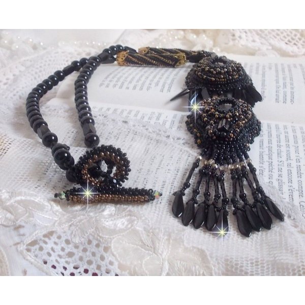 Pendentif Habit Noir brodé avec des pierres rondes en Onyx, des pendentifs facettés, des perles cylindres facettées, des facettes et des rocailles de qualité