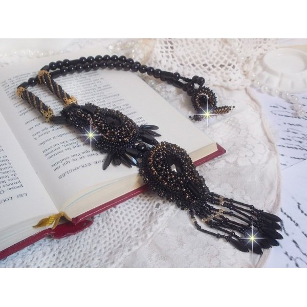 Pendentif Habit Noir brodé avec des pierres rondes en Onyx, des pendentifs facettés, des perles cylindres facettées, des facettes et des rocailles de qualité