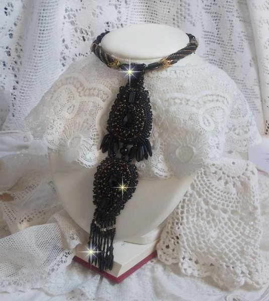 Pendentif Habit Noir brodé avec des pierres rondes en Onyx, des pendentifs facettés, des perles cylindres facettées, des facettes et des rocailles de qualité