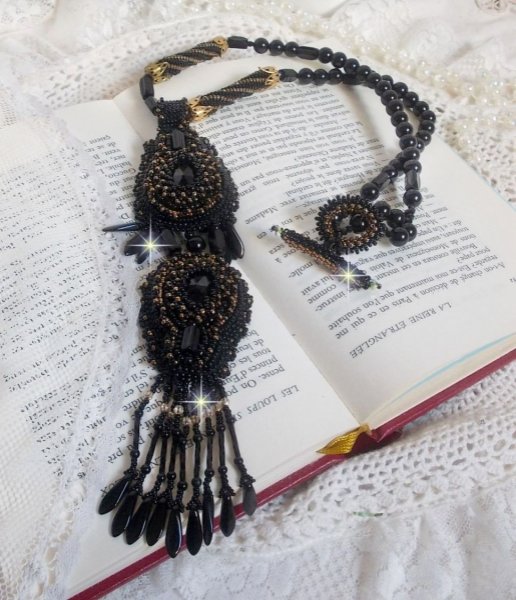 Pendentif Habit Noir brodé avec des pierres rondes en Onyx, des pendentifs facettés, des perles cylindres facettées, des facettes et des rocailles de qualité