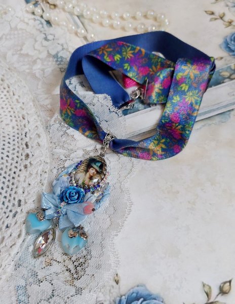 Pendentif Infiniment Bleut&eacute; cr&eacute;&eacute; avec fleurs synth&eacute;tiques, r&eacute;sine, cabochon verre, ruban velours et perles Cristal Swarovski