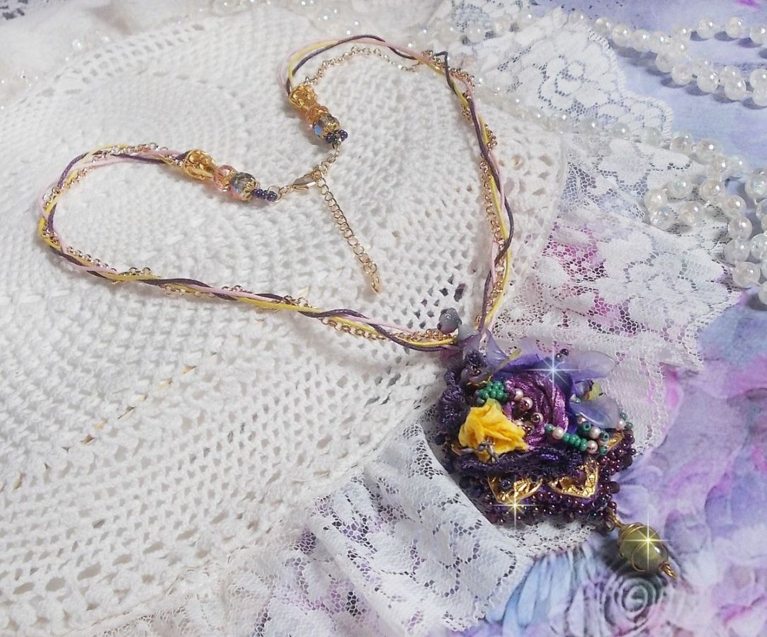 Pendentif Lady Romantique brodé avec de la dentelle Violine, des accessoires en plaqué Or, des rocailles Miyuki, différentes perles de qualité