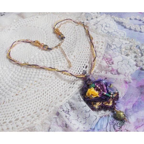 Pendentif Lady Romantique brodé avec de la dentelle Violine, des accessoires en plaqué Or, des rocailles Miyuki, différentes perles de qualité
