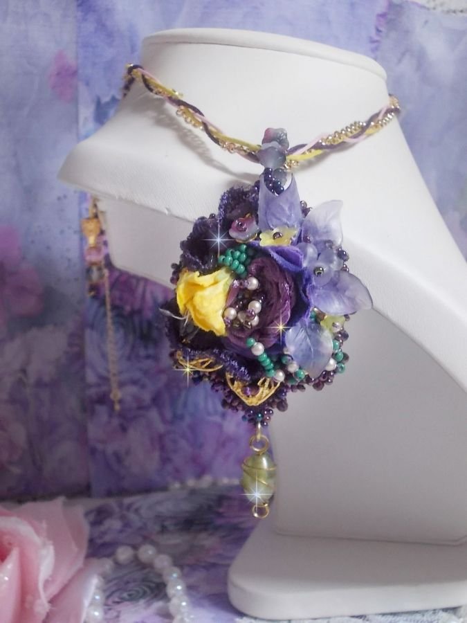 Pendentif Lady Romantique brodé avec une dentelle Violine année 1950, cristaux, fleurs résine, perles en verre, étamines, estampe Dorée, rocailles et chaîne en plaqué Or pour une belle Lady