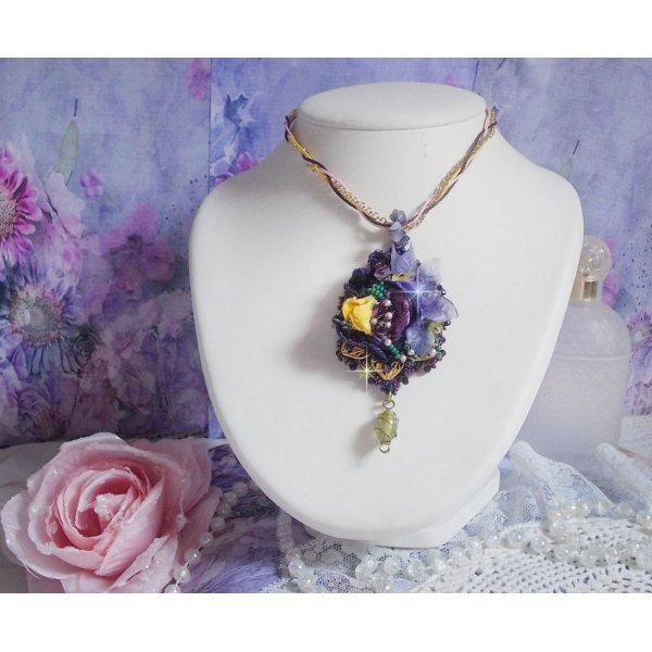 Pendentif Lady Romantique brodé avec de la dentelle Violine, des accessoires en plaqué Or, des rocailles Miyuki, différentes perles de qualité