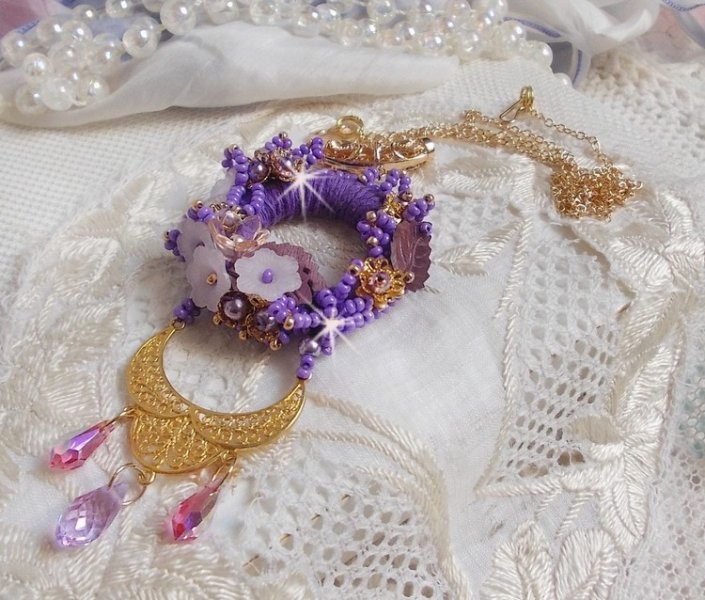 Pendentif Laureline brodé avec un fil 100% coton, fleurs lucites, perles nacrées, rocailles verres et perles Cristal Swarovski