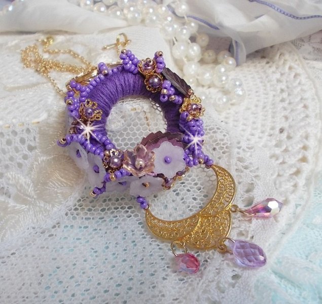 Pendentif Laureline brodé avec un fil 100% coton, fleurs lucites, perles nacrées, rocailles verres et perles Cristal Swarovski