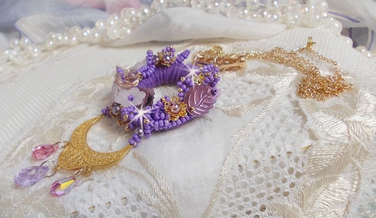 Pendentif Laureline brodé avec un fil 100% coton, fleurs lucites, perles nacrées, rocailles verres et perles Cristal Swarovski