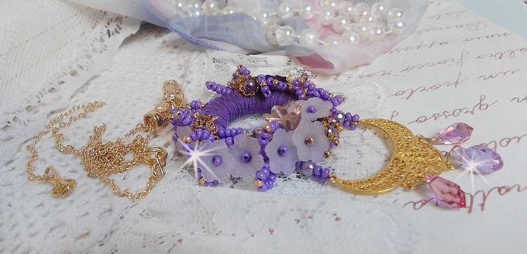 Pendentif Laureline brodé avec un fil 100% coton, fleurs lucites, perles nacrées, rocailles verres et perles Cristal Swarovski