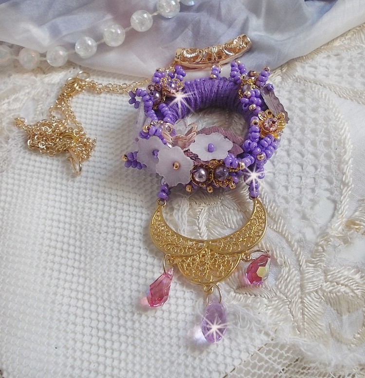 Pendentif Laureline brodé avec un fil 100% coton, fleurs lucites, perles nacrées, rocailles verres et perles Cristal Swarovski