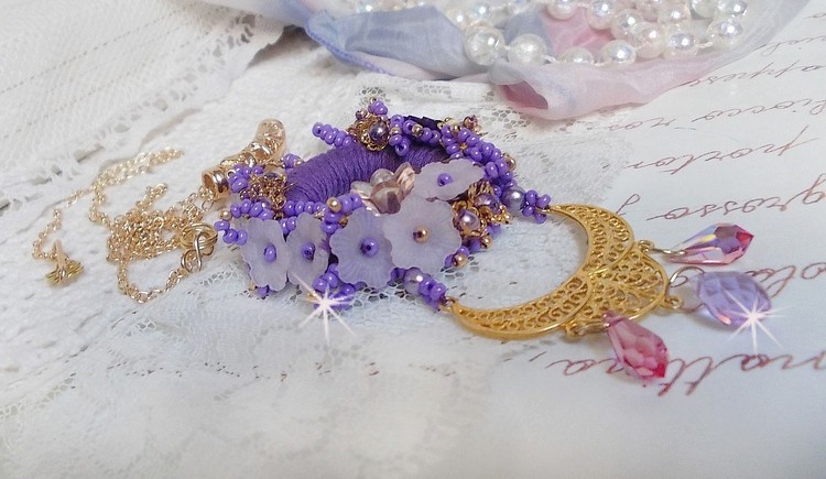 Pendentif Laureline brodé avec un fil 100% coton, fleurs lucites, perles nacrées, rocailles verres et perles Cristal Swarovski