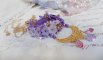 Pendentif Laureline brodé avec un fil 100% coton, fleurs lucites, perles nacrées, rocailles verres et perles Cristal Swarovski