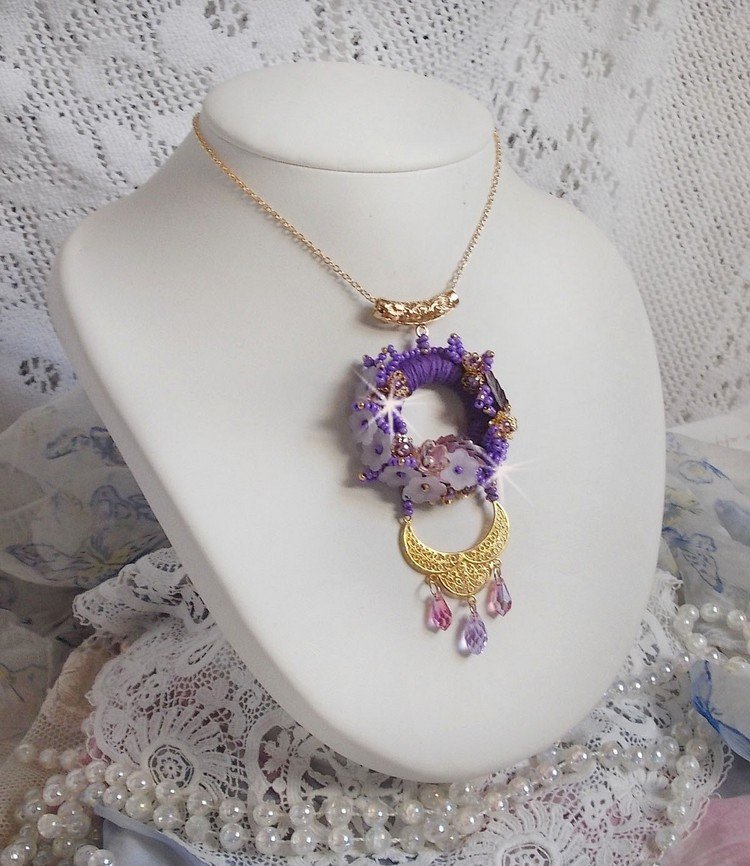 Pendentif Laureline brodé avec un fil 100% coton, fleurs lucites, perles nacrées, rocailles verres et perles Cristal Swarovski