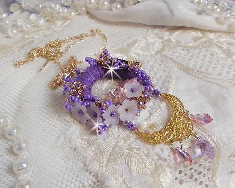 Pendentif Laureline brodé avec un fil 100% coton, fleurs lucites, perles nacrées, rocailles verres et perles Cristal Swarovski