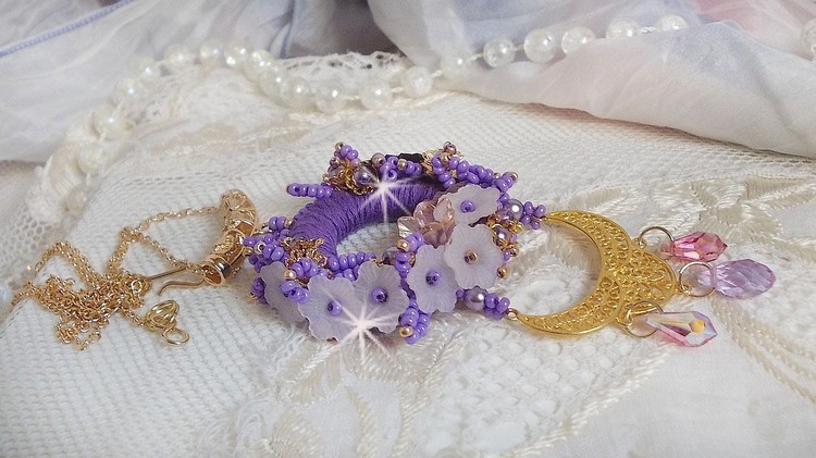 Pendentif Laureline brodé avec un fil 100% coton, fleurs lucites, perles nacrées, rocailles verres et perles Cristal Swarovski
