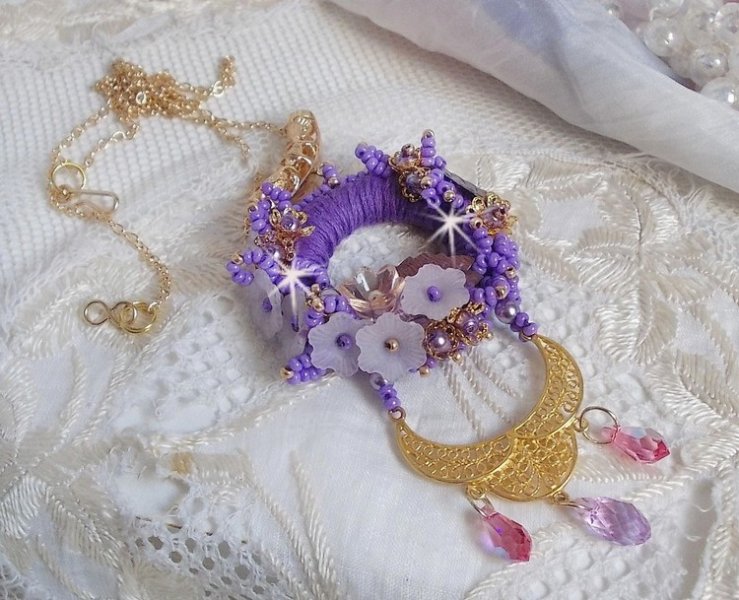 Pendentif Laureline brodé avec un fil 100% coton, fleurs lucites, perles nacrées, rocailles verres et perles Cristal Swarovski