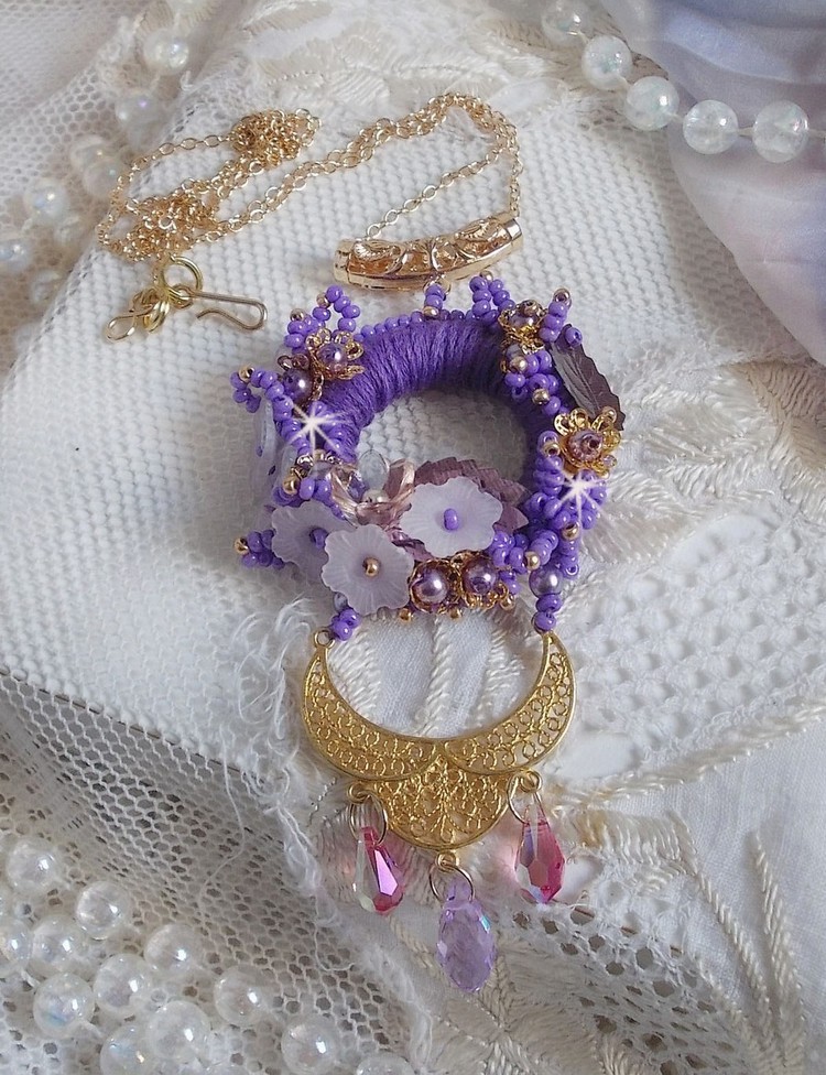 Pendentif Laureline brodé avec un fil 100% coton, fleurs lucites, perles nacrées, rocailles verres et perles Cristal Swarovski