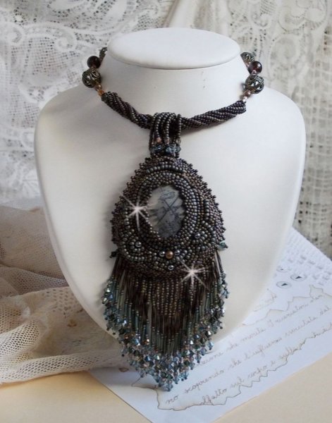 Pendentif Long Brown Picasso brodé brodé  avec un Jaspe Picasso, des rocailles de Miyuki et Toho,  des Cristaux de Swarovski et des facettes en verre de Bohème