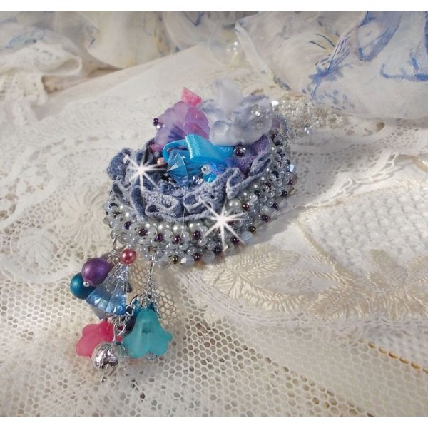 Pendentif Mademoiselle Bluse Haute-Couture brodé avec des Cristaux de Swarovski, des fleurs en résine, des perles nacrées, des rocailles et une chaîne en argent 925