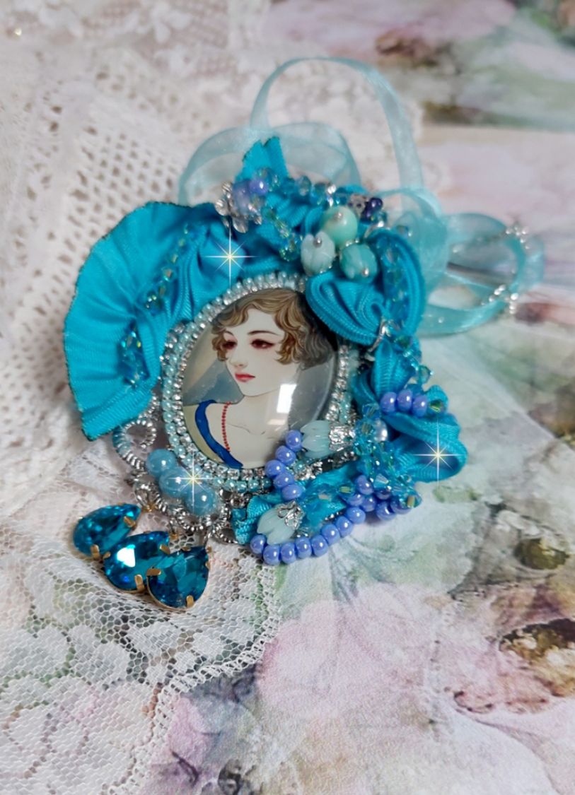 Pendentif Mademoiselle au style rétro avec cabochon d’une femme souriante, orné d’un ruban de soie Bleu, cristaux, perles verre : rocailles et roses, coupelles et chaîne Argent 925/1000