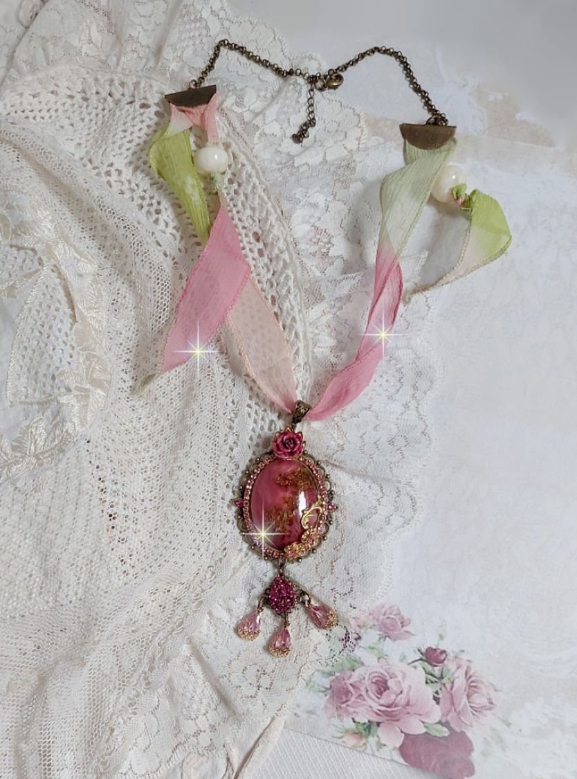 Pendentif Pampelone Fuchsia Haute Couture avec un cabochon artisanal et feuilles d’or, orné de strass, cristaux Roses, rose en résine, breloques, entretoises dentelles, Murano et ruban de soie