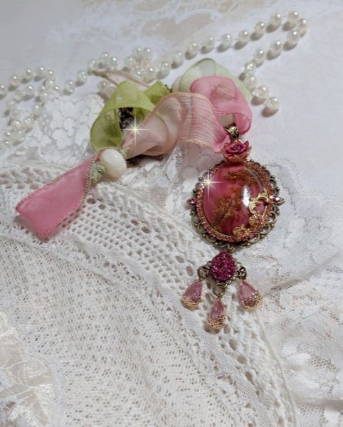 Pendentif Pampelone Fuchsia Haute Couture avec un cabochon artisanal et feuilles d&rsquo;or, orn&eacute; de strass, cristaux Roses, rose en r&eacute;sine, breloques, entretoises dentelles, Murano et ruban de soie