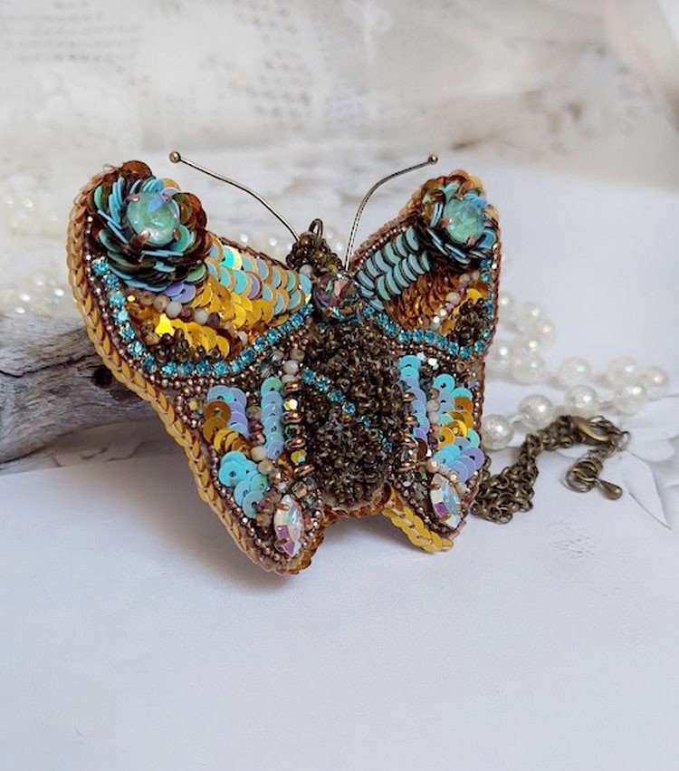Pendentif Papillon Sauvage Ombré brodé avec rocailles, sequins, strass et perles Cristal Swarovski