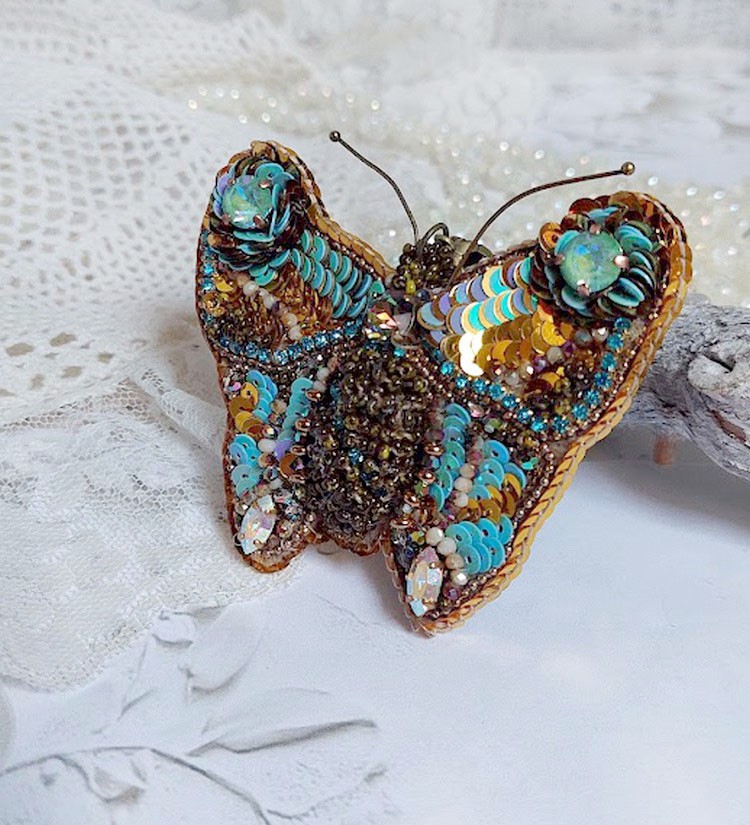 Pendentif Papillon Sauvage Ombré brodé avec rocailles, sequins, strass et perles Cristal Swarovski