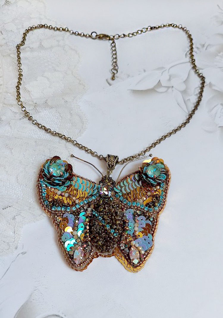 Pendentif Papillon Sauvage Ombré brodé avec rocailles, sequins, strass et perles Cristal Swarovski