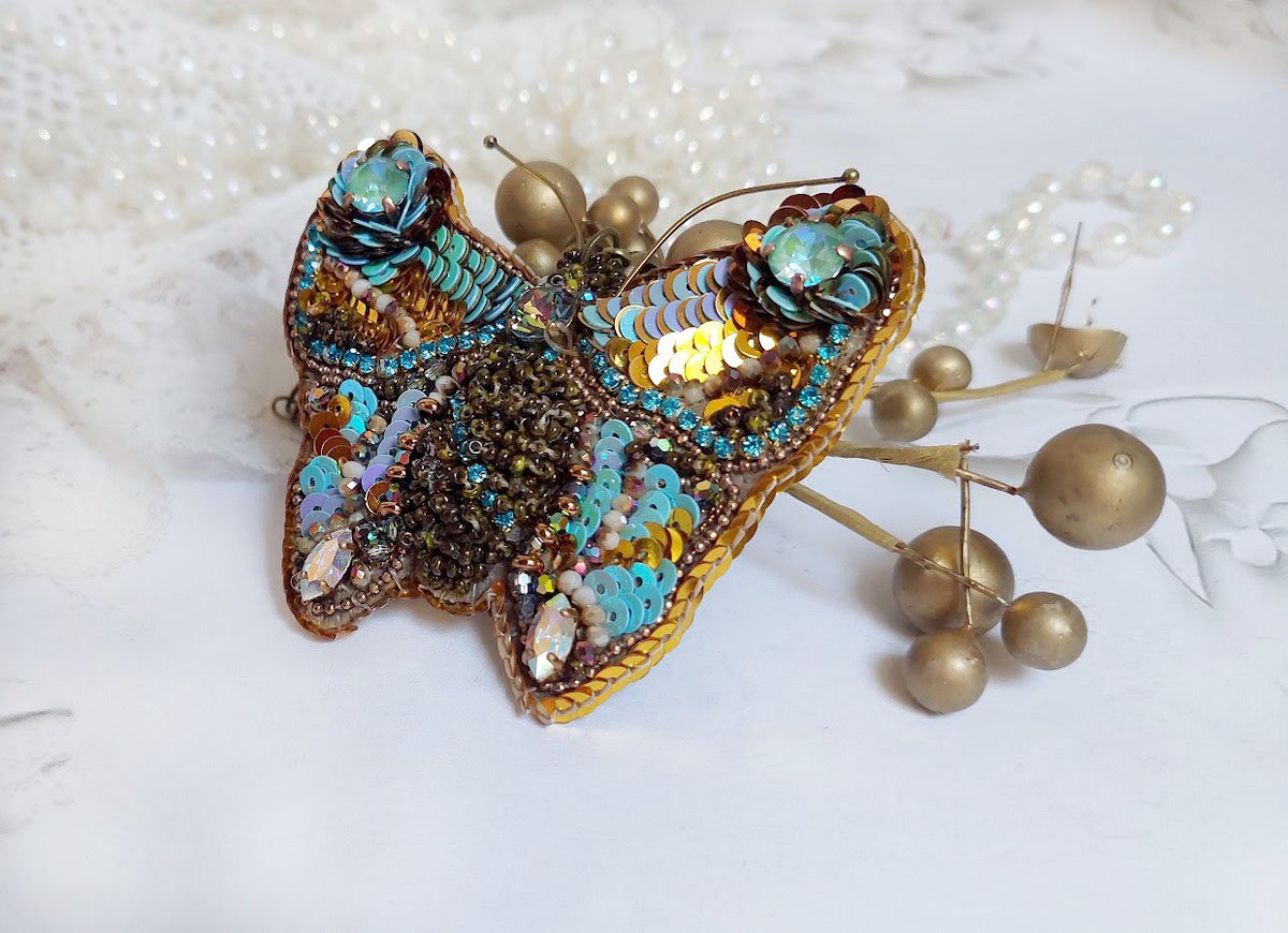 Pendentif Papillon Sauvage Ombré brodé avec rocailles, sequins, strass et perles Cristal Swarovski