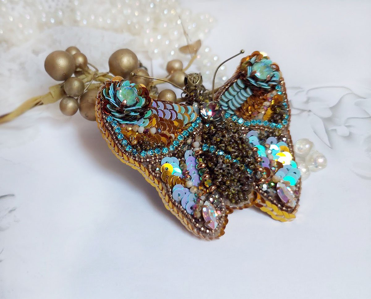 Pendentif Papillon Sauvage Ombré brodé avec rocailles, sequins, strass et perles Cristal Swarovski