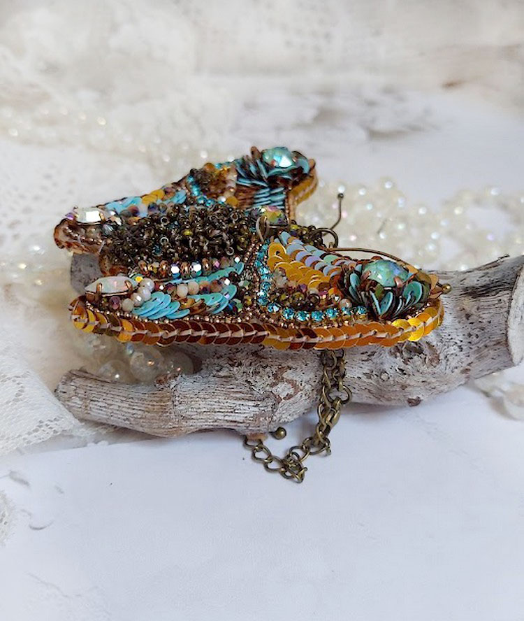 Pendentif Papillon Sauvage Ombré brodé avec rocailles, sequins, strass et perles Cristal Swarovski